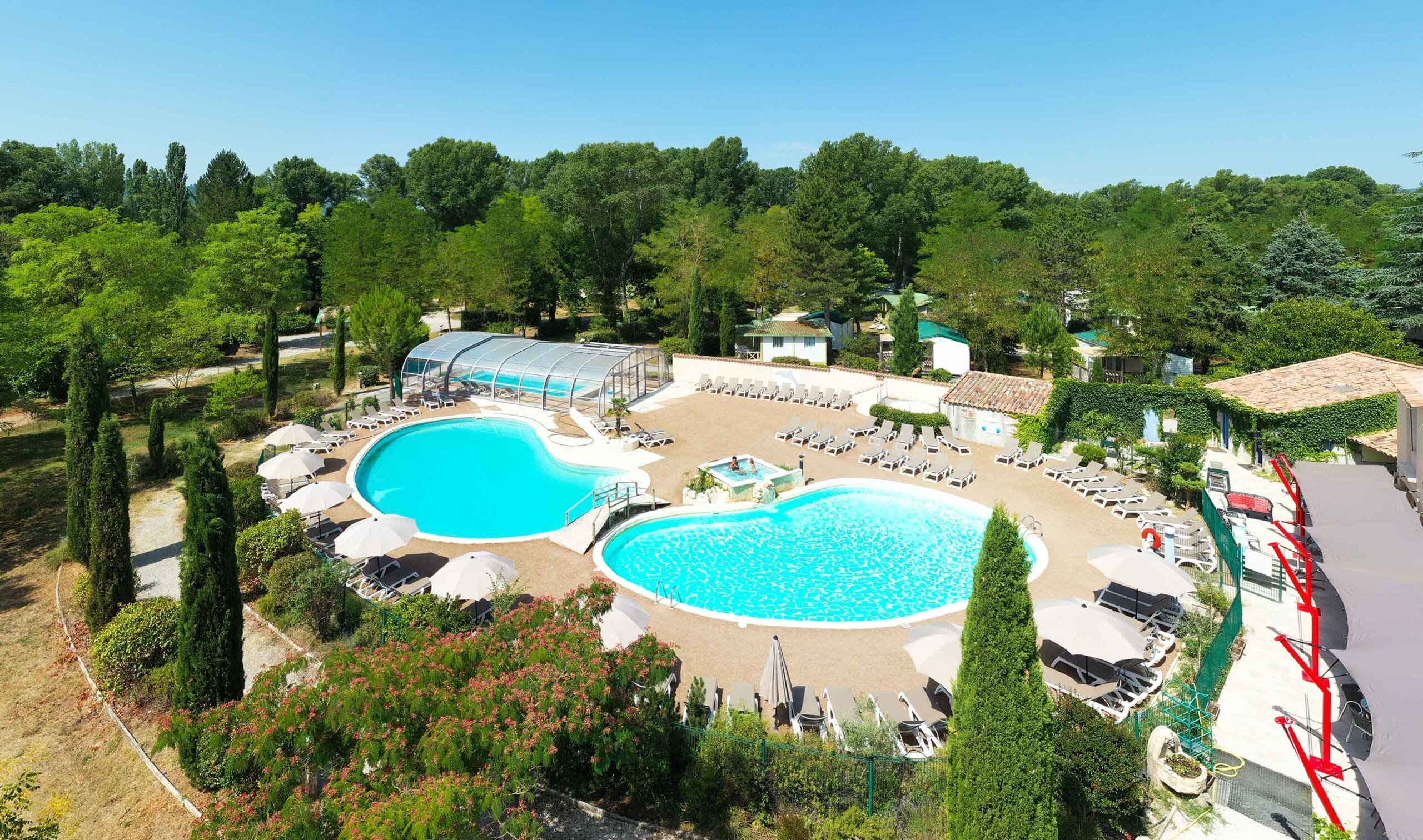 Camping en Provence avec piscine chauffée et couverte